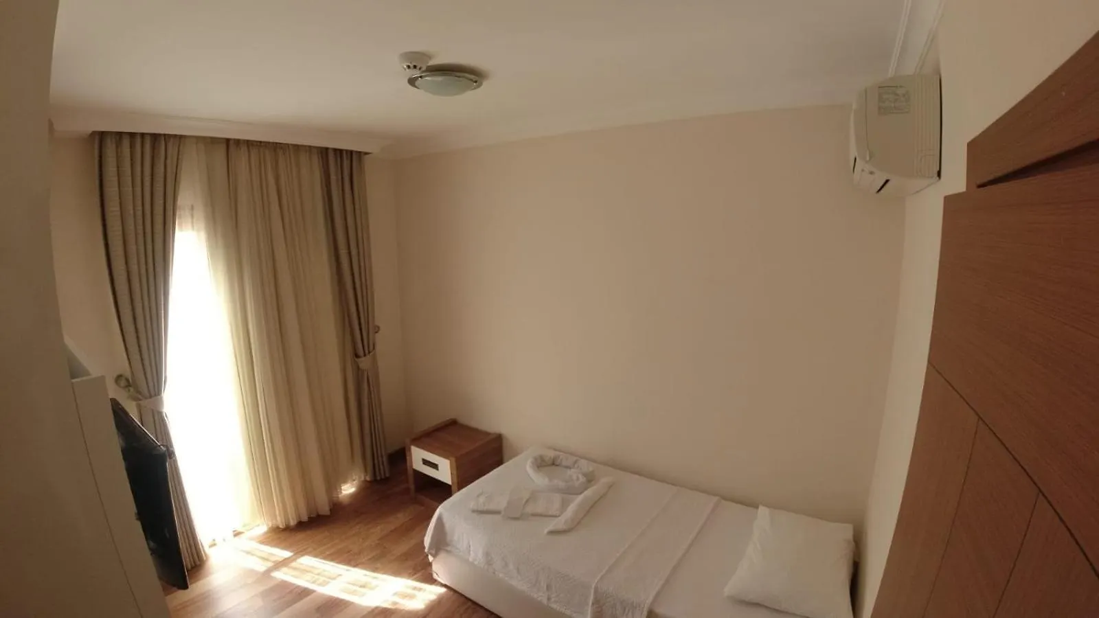 *** מלון Ürkmez Alptekin Otel טורקיה