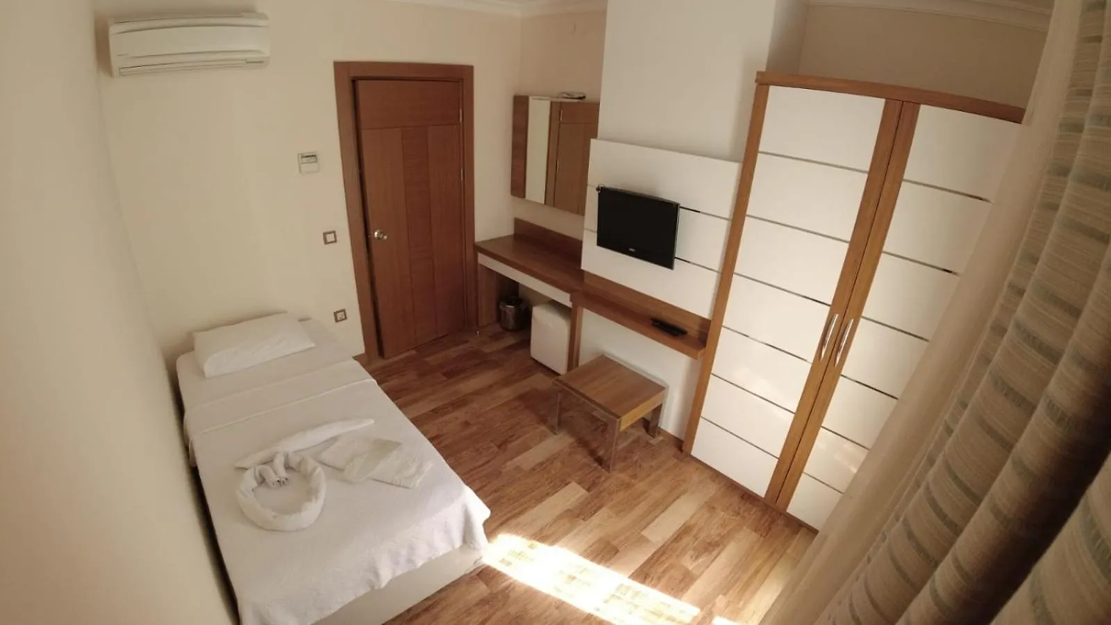מלון Ürkmez Alptekin Otel