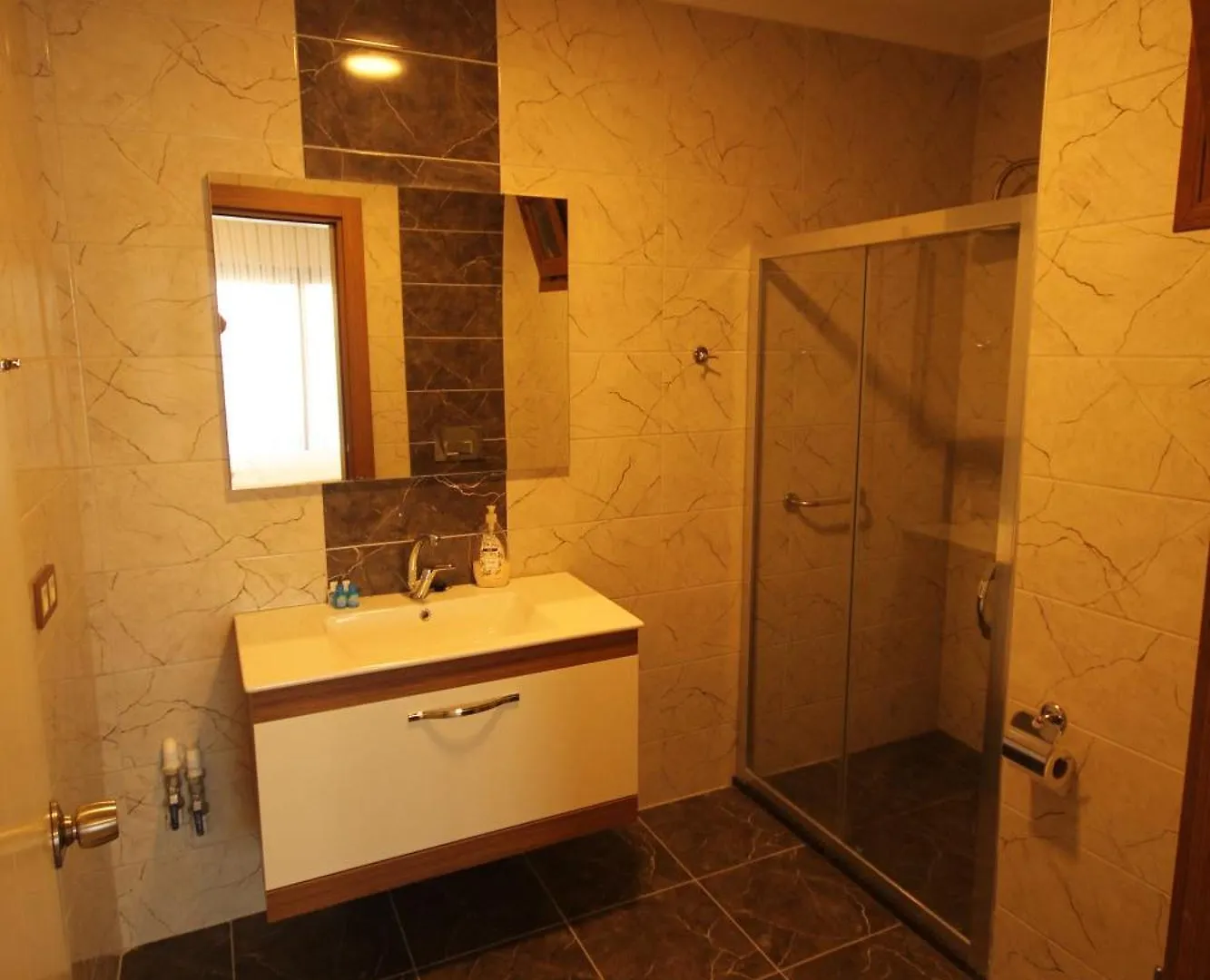 Ürkmez Alptekin Otel טורקיה